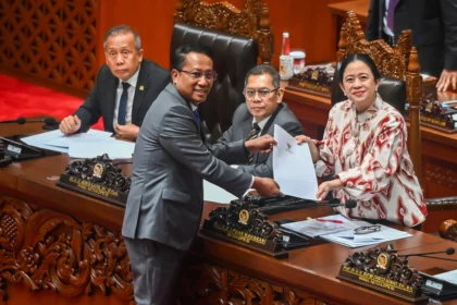 Menteri Hukum Supratman Andi Agtas (kedua kiri) menyerahkan berkas pendapat akhir kepada Ketua DPR Puan Maharani (kanan) yang disaksikan oleh Wakil Ketua DPR Adies Kadir (kedua kanan) dan Saan Mustopa (kiri) pada Rapat Paripurna ke-8 DPR RI Masa Persidangan II Tahun Sidang 205-2026 di Kompleks Parlemen, Senayan, Jakarta, Selasa (18/11/2025). Dalam rapat tersebut DPR menyetujui Rancangan Undang-Undang (RUU) tentang Perubahan atas Undang-Undang Nomor 8 Tahun 1981 tentang Kitab Undang-Undang Hukum Acara Pidana (KUHAP) untuk disahkan menjadi undang-undang.
