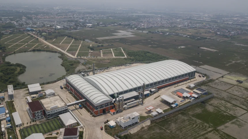 Foto udara kondisi fasilitas pengolahan sampah Refuse Derived Fuel (RDF) Rorotan di Jakarta Utara