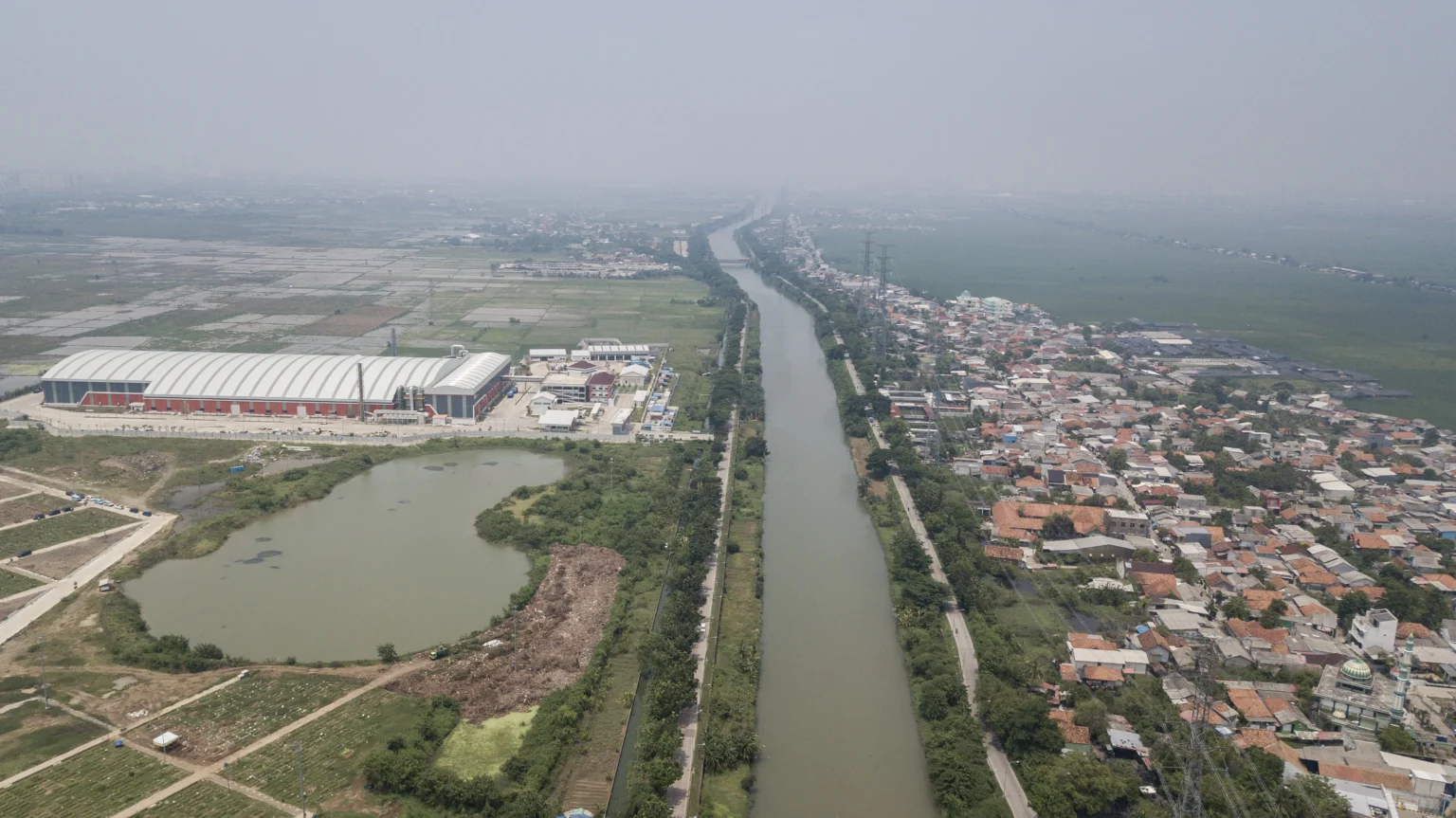 Foto udara kondisi fasilitas pengolahan sampah Refuse Derived Fuel (RDF) Rorotan yang berdekatan dengan pemukiman warga di Jakarta Utara, Selasa (4/11/2025). Gubernur DKI Jakarta Pramono Anung menghentikan sementara uji coba operasional fasilitas pengolahan sampah RDF Rorotan setelah adanya protes bau menyengat dari warga sekitar dan truk pengangkut yang tidak tertutup rapat membuat air lindi tumpah ke jalan.