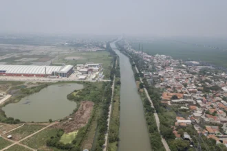 Foto udara kondisi fasilitas pengolahan sampah Refuse Derived Fuel (RDF) Rorotan yang berdekatan dengan pemukiman warga di Jakarta Utara, Selasa (4/11/2025). Gubernur DKI Jakarta Pramono Anung menghentikan sementara uji coba operasional fasilitas pengolahan sampah RDF Rorotan setelah adanya protes bau menyengat dari warga sekitar dan truk pengangkut yang tidak tertutup rapat membuat air lindi tumpah ke jalan.