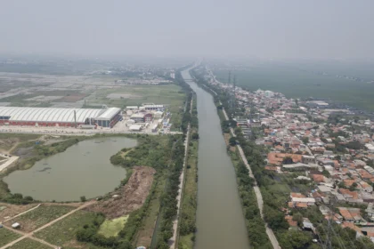 Foto udara kondisi fasilitas pengolahan sampah Refuse Derived Fuel (RDF) Rorotan yang berdekatan dengan pemukiman warga di Jakarta Utara, Selasa (4/11/2025). Gubernur DKI Jakarta Pramono Anung menghentikan sementara uji coba operasional fasilitas pengolahan sampah RDF Rorotan setelah adanya protes bau menyengat dari warga sekitar dan truk pengangkut yang tidak tertutup rapat membuat air lindi tumpah ke jalan.