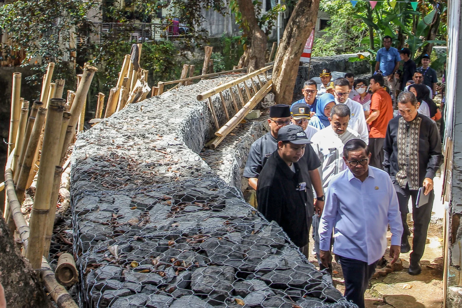 Gubernur DKI Jakarta, Pramono Anung, meninjau kondisi Kali Krukut di kawasan Petogogan, Kebayoran Baru