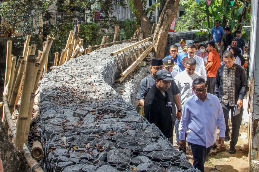 Gubernur DKI Jakarta, Pramono Anung, meninjau kondisi Kali Krukut di kawasan Petogogan, Kebayoran Baru