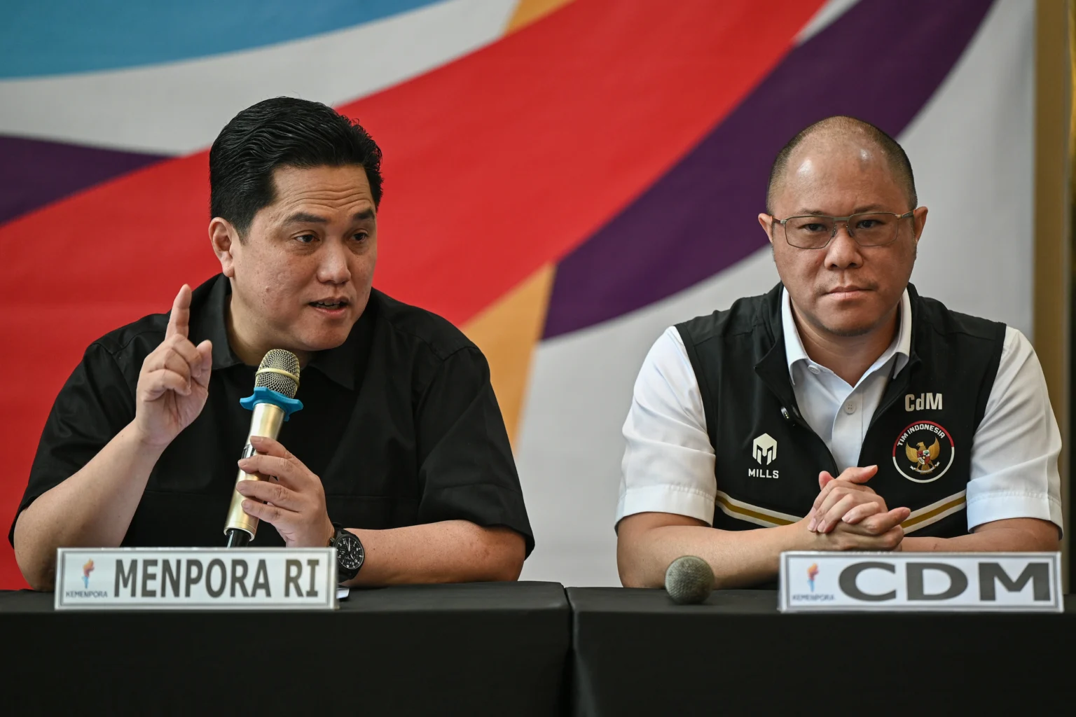 Menteri Pemuda dan Olahraga Erick Thohir (kiri) dan Chef de Mission (CdM) Kontingen Indonesia untuk SEA Games 2025 Bayu Priawan Djokosoetono (kanan)