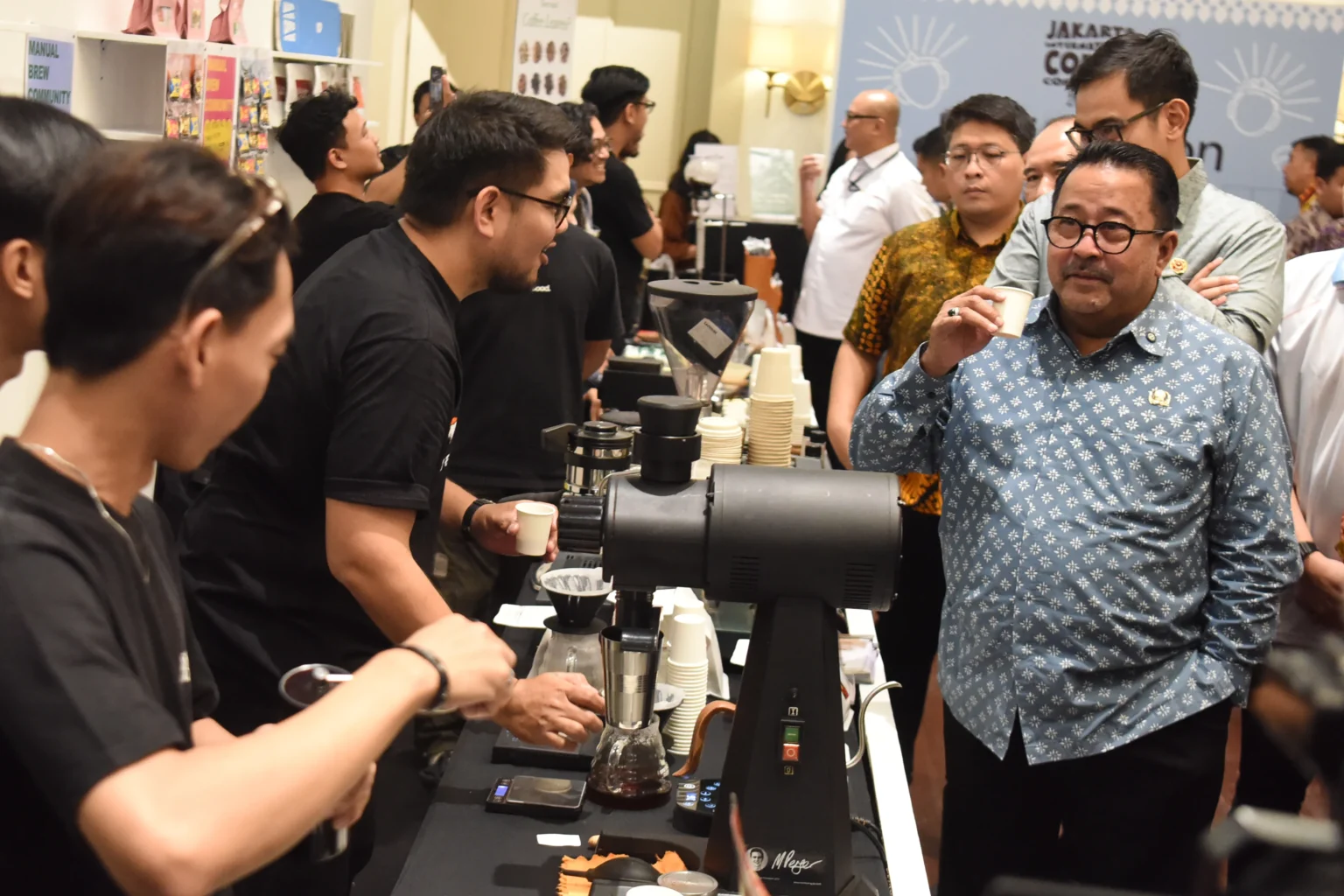 Wakil Gubernur DKI Jakarta Rano Karno (kanan) mencoba kopi buatan barista