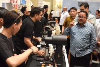 Wakil Gubernur DKI Jakarta Rano Karno (kanan) mencoba kopi buatan barista