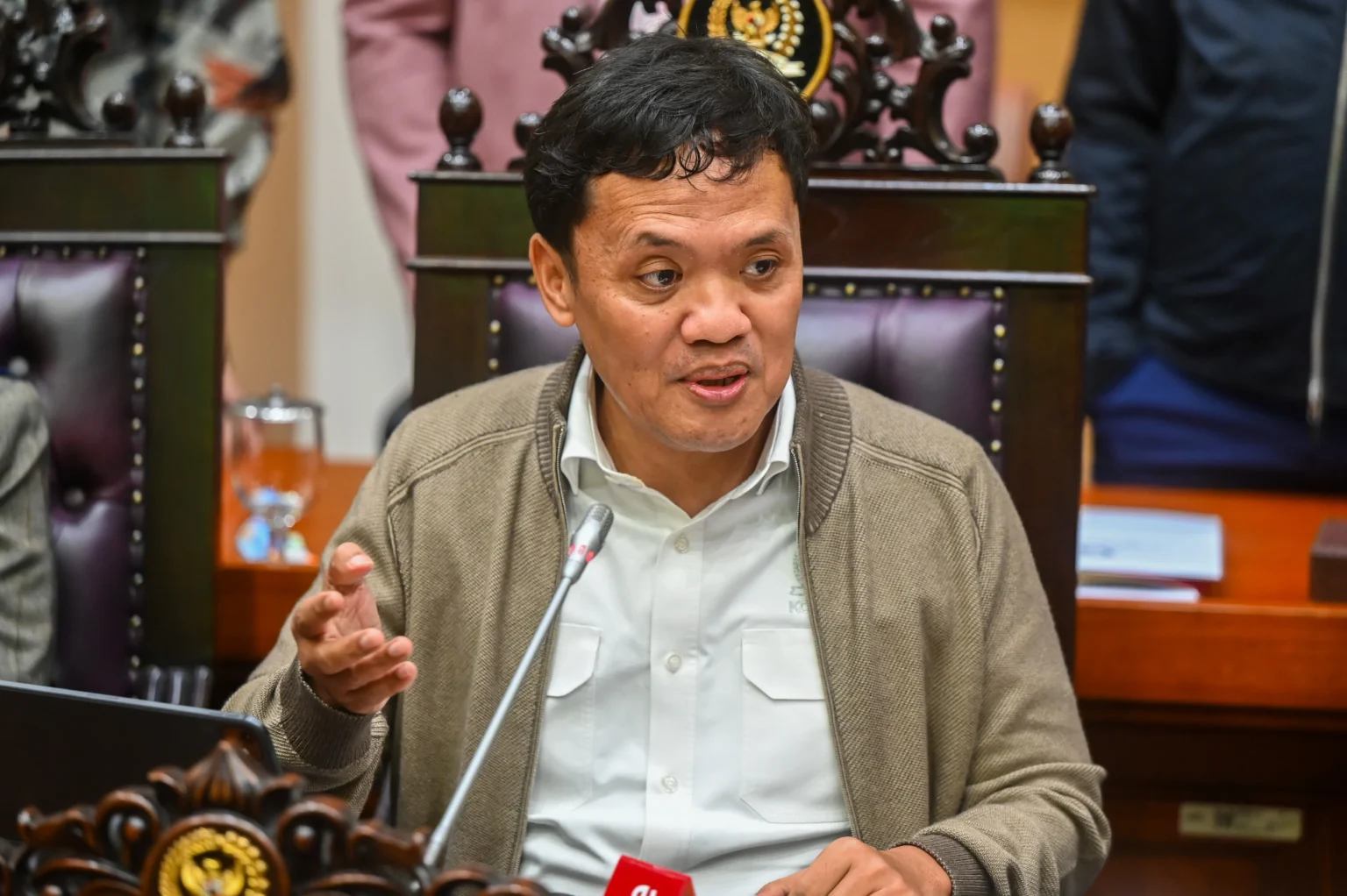 Ketua Komisi III DPR Habiburokhman memberikan keterangan pers terkait RUU Penyesuaian Pidana di Kompleks Parlemen, Senayan, Jakarta, Rabu (19/11/2025). Komisi III DPR menyatakan bahwa RUU Penyesuaian Pidana itu harus dibentuk untuk menyesuaikan Kitab Undang-Undang Hukum Pidana (KUHP) yang segera diberlakukan pada awal 2026.