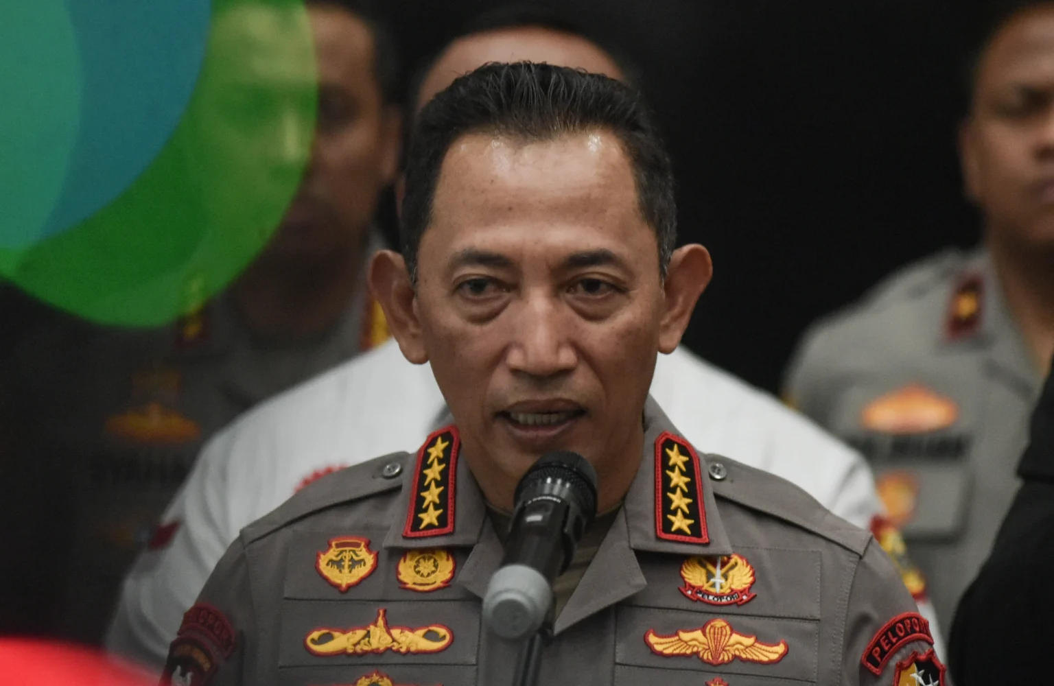 Kapolri Jenderal Pol Listyo Sigit Prabowo memberikan keterangan kepada wartawan usai pertemuan dengan International Trade Union Confederation (ITUC) di Bareskrim Polri, Jakarta, Senin (10/11/2025). Pada kunjungan tersebut Polri dengan International Trade Union Confederation (ITUC) membahas tentang upaya perlindungan dan meningkatkan kesejahteraan para buruh di Indonesia guna mendukung terciptanya iklim ketenagakerjaan yang kondusif.