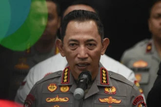 Kapolri Jenderal Pol Listyo Sigit Prabowo memberikan keterangan kepada wartawan usai pertemuan dengan International Trade Union Confederation (ITUC) di Bareskrim Polri, Jakarta, Senin (10/11/2025). Pada kunjungan tersebut Polri dengan International Trade Union Confederation (ITUC) membahas tentang upaya perlindungan dan meningkatkan kesejahteraan para buruh di Indonesia guna mendukung terciptanya iklim ketenagakerjaan yang kondusif.