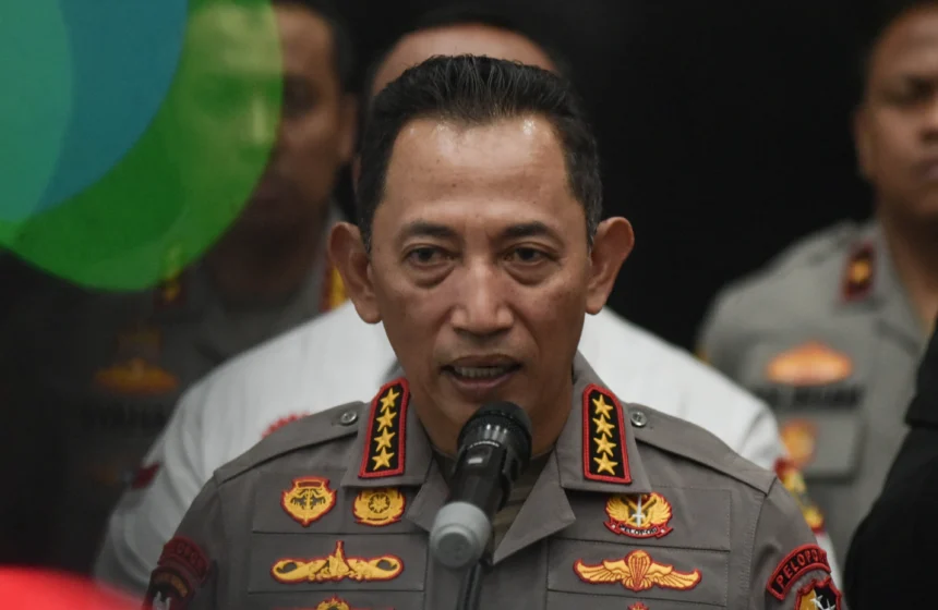 Kapolri Jenderal Pol Listyo Sigit Prabowo memberikan keterangan kepada wartawan usai pertemuan dengan International Trade Union Confederation (ITUC) di Bareskrim Polri, Jakarta, Senin (10/11/2025). Pada kunjungan tersebut Polri dengan International Trade Union Confederation (ITUC) membahas tentang upaya perlindungan dan meningkatkan kesejahteraan para buruh di Indonesia guna mendukung terciptanya iklim ketenagakerjaan yang kondusif.