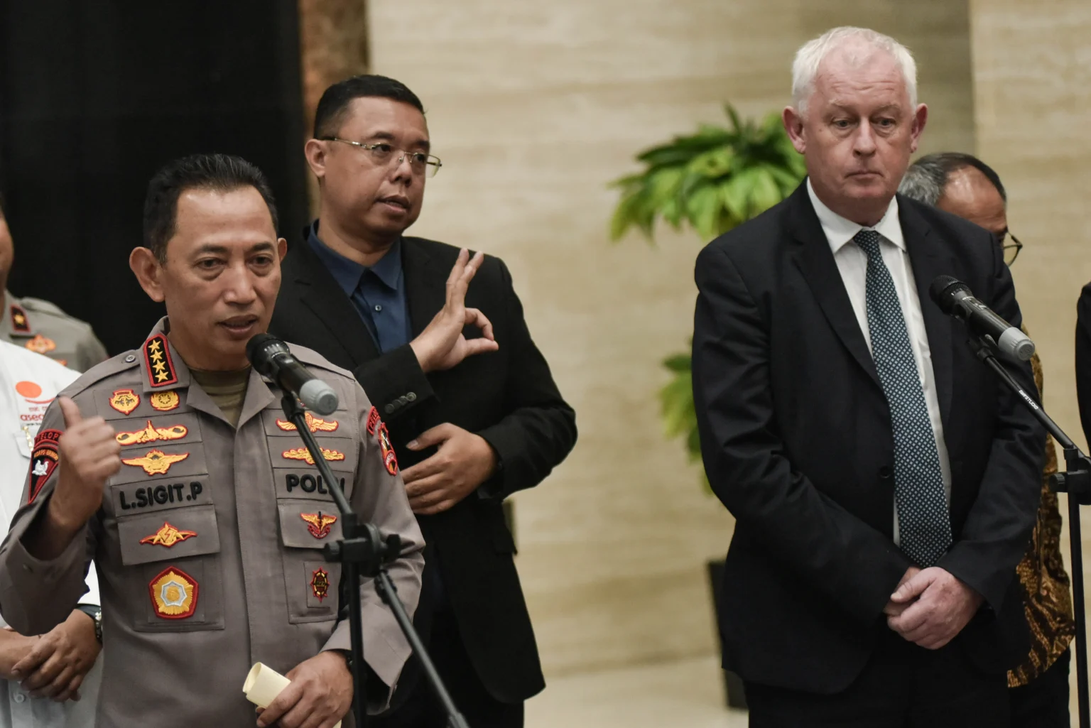 Kapolri Jenderal Pol Listyo Sigit Prabowo (kiri) didampingi Sekretaris Jenderal ITUC Luc Triangle (kanan) memberikan keterangan kepada wartawan usai pertemuan di Bareskrim Polri, Jakarta, Senin (10/11/2025). Pada kunjungan tersebut Polri dengan International Trade Union Confederation (ITUC) membahas tentang upaya perlindungan dan meningkatkan kesejahteraan para buruh di Indonesia guna mendukung terciptanya iklim ketenagakerjaan yang kondusif.