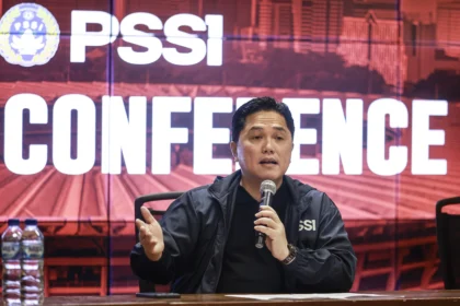 Ketum PSSI Erick Thohir menyampaikan keterangan pers terkait perkembangan sepak bola Indonesia di Stadion Utama Gelora Bung Karno, Senayan, Jakarta, Jumat (24/10/2025). Erick Thohir menyebut organisasi yang dipimpinnya itu tidak akan tergesa-gesa menunjuk pelatih tim nasional yang baru setelah mereka tidak lagi bekerja sama dengan Patrick Kluivert dan tim kepelatihannya.