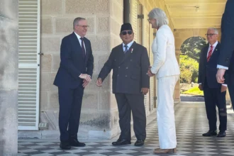Presiden Prabowo Subianto (tengah) berbincang dengan Perdana Menteri (PM) Australia Anthony Albanese (kiri) dan Gubernur Jenderal Australia Sam Mostyn (kedua kanan) sebelum upacara kenegaraan di Admiralty House, Sydney, Australia