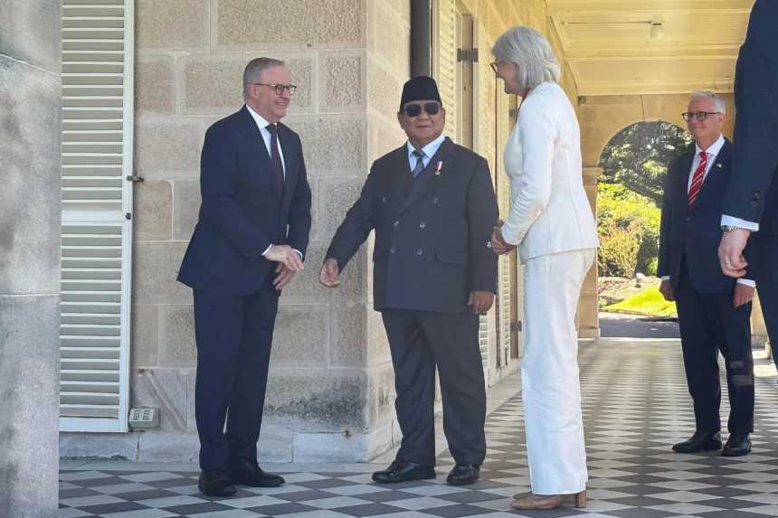 Presiden Prabowo Subianto (tengah) berbincang dengan Perdana Menteri (PM) Australia Anthony Albanese (kiri) dan Gubernur Jenderal Australia Sam Mostyn (kedua kanan) sebelum upacara kenegaraan di Admiralty House, Sydney, Australia