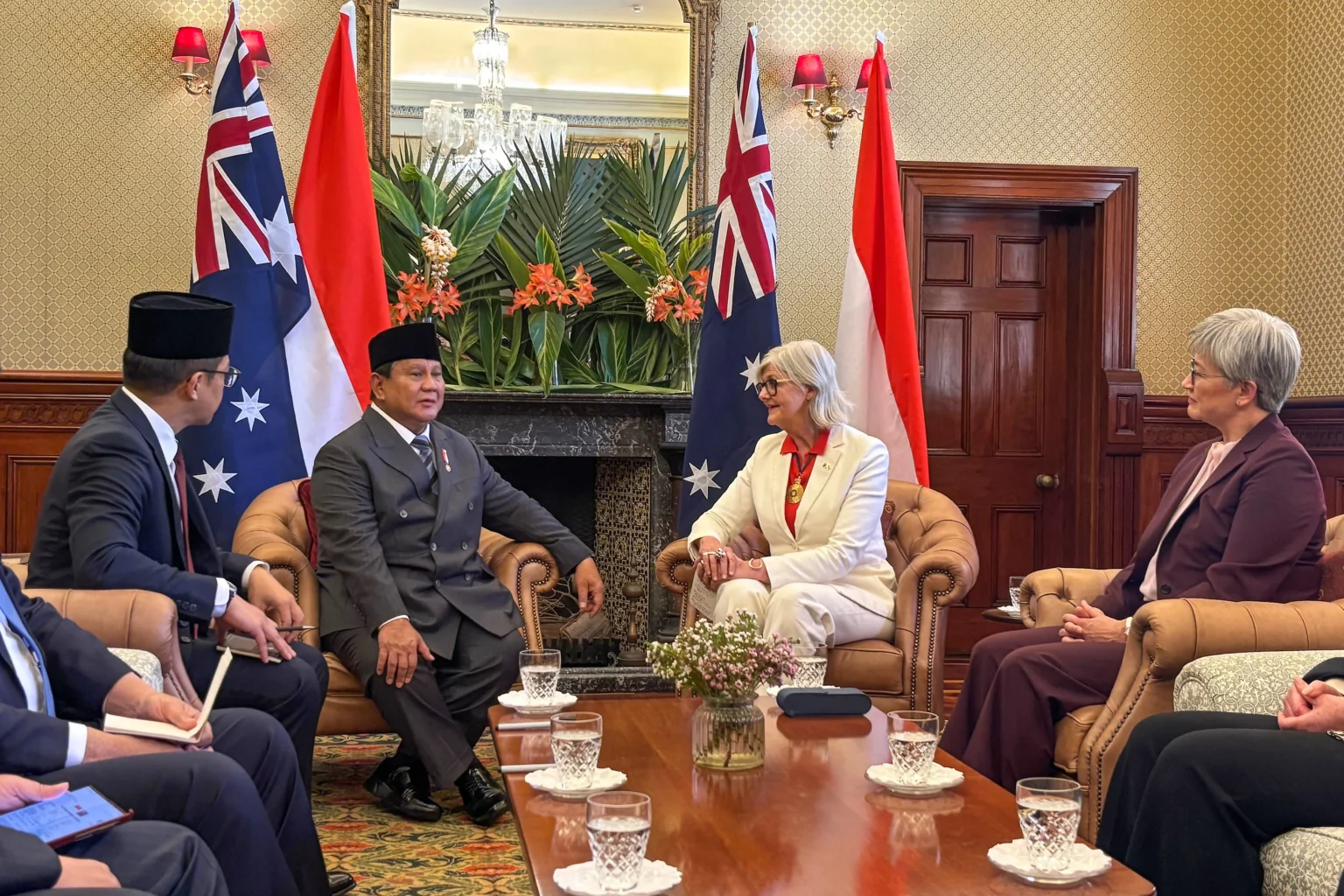 Presiden Prabowo Subianto (kedua kiri) didampingi Menlu Sugiono (kiri) berbincang dengan Gubernur Jenderal Australia Sam Mostyn (kedua kanan) dan Menlu Australia Penny Wong (kanan) di Admiralty House