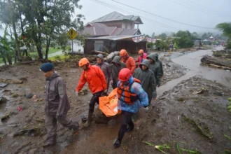 Petugas SAR gabungan mengevakuasi jenazah korban longsor di Toboh Tangah, Nagari Malalak Timur, Agam, Sumatera Barat, Kamis 27 November 2025
