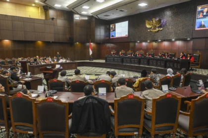 Suasana sidang pembacaan putusan uji materiil UU Polri di Gedung MK, Jakarta, Kamis (13/11/2025). MK mengabulkan uji materiil terhadap pasal 28 ayat (3) UU No. 2 tahun 2002 tentang Kepolisian Negara Republik Indonesia sehingga kini anggota Polri aktif harus mengundurkan diri atau pensiun untuk menduduki jabatan di luar kepolisian.