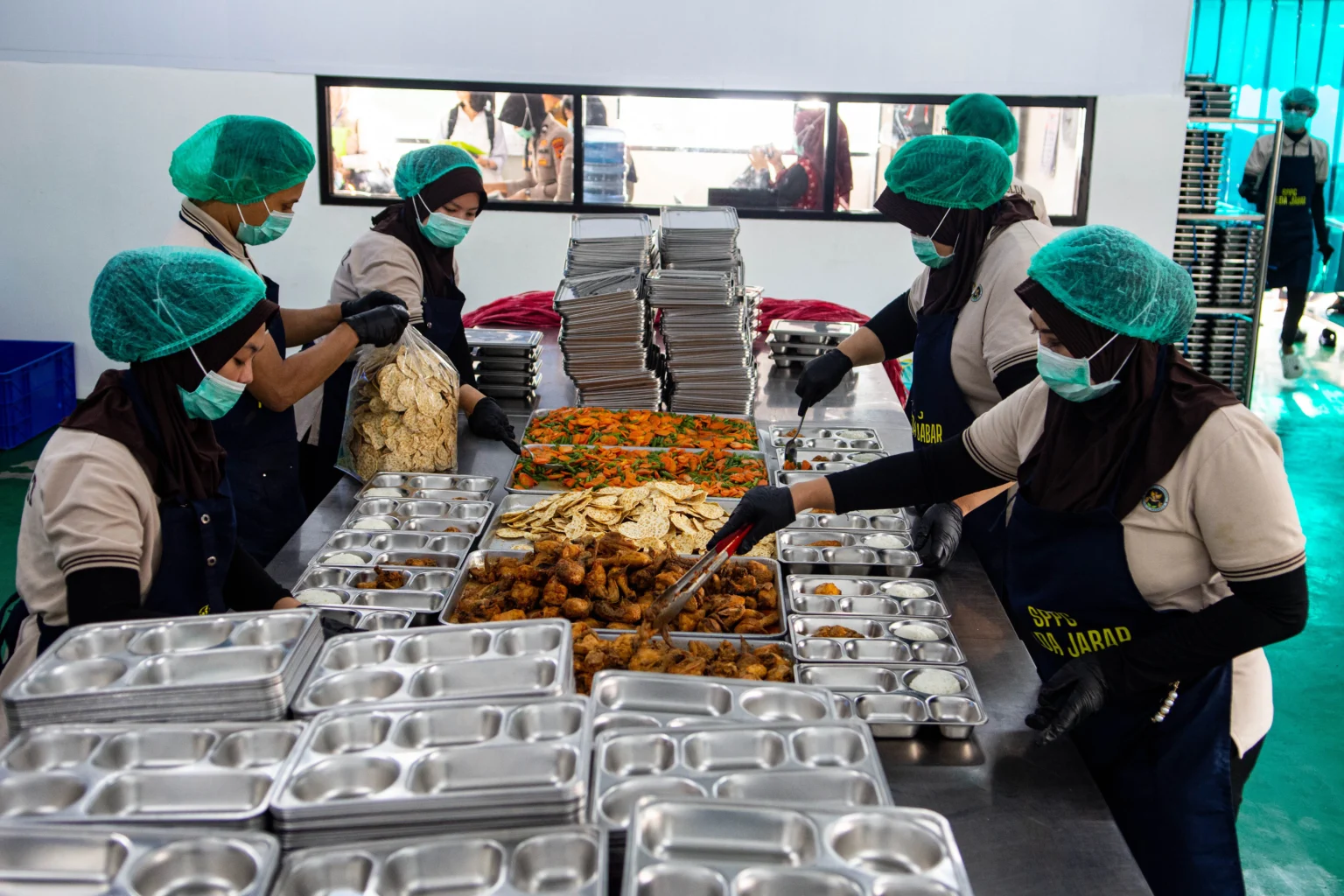 Petugas menyiapkan menu makan bergizi gratis (MBG) di dapur Satuan Pelayanan Pemenuhan Gizi (SPPG)