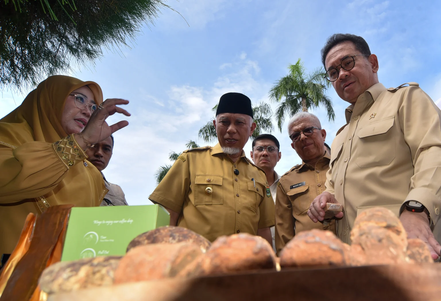 Menteri Perdagangan Budi Santoso (kanan) bersama Gubernur Sumbar Mahyeldi (kedua kiri) melihat contoh gambir