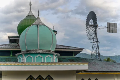 Sebuah kincir angin sebagai sumber energi listrik terpasang di dekat menara Masjid Assyuhadaa'i yang menggunakan tenaga angin sebagai sumber energi di Desa Sidondo I, Sigi, Sulawesi Tengah