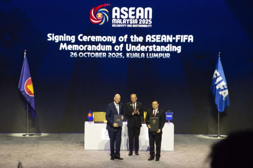 Presiden FIFA Gianni Infantino (kiri) dan Sekjen ASEAN Kao Kim Hourn (kanan) memperlihatkan pembaruan nota kesepahaman (MoU) ASEAN-FIFA