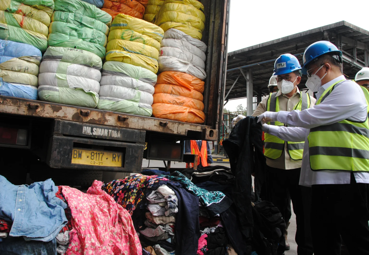 Menteri Perdagangan Budi Santoso (kedua kanan) bersama Anggota Komisi VI DPR Darmadi Durianto (kanan) melihat pakaian bekas impor sebelum dimusnahkan di PT Prasadha Pamunah Limbah Industri (PPLI), Klapanunggal, Bogor, Jawa Barat, Jumat (14/11/2025). Kementerian Perdagangan memusnahkan sebanyak 500 balpres dari total 19.391 balpres pakaian bekas impor atau thrifting dengan nilai sekitar Rp112,35 miliar yang merupakan hasil sitaan oleh Kemendag, Badan Intelijen Strategis Tentara Nasional Indonesia (BAIS TNI), Badan Intelijen Negara (BIN) dan Polri.