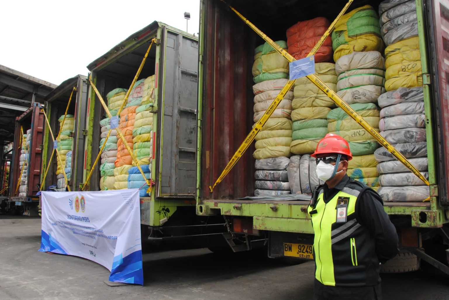Ilustrasi, Pemusnahan pakaian bekas impor di Bogor
