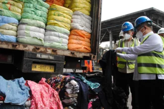 ilustrasi, Pemusnahan pakaian bekas impor