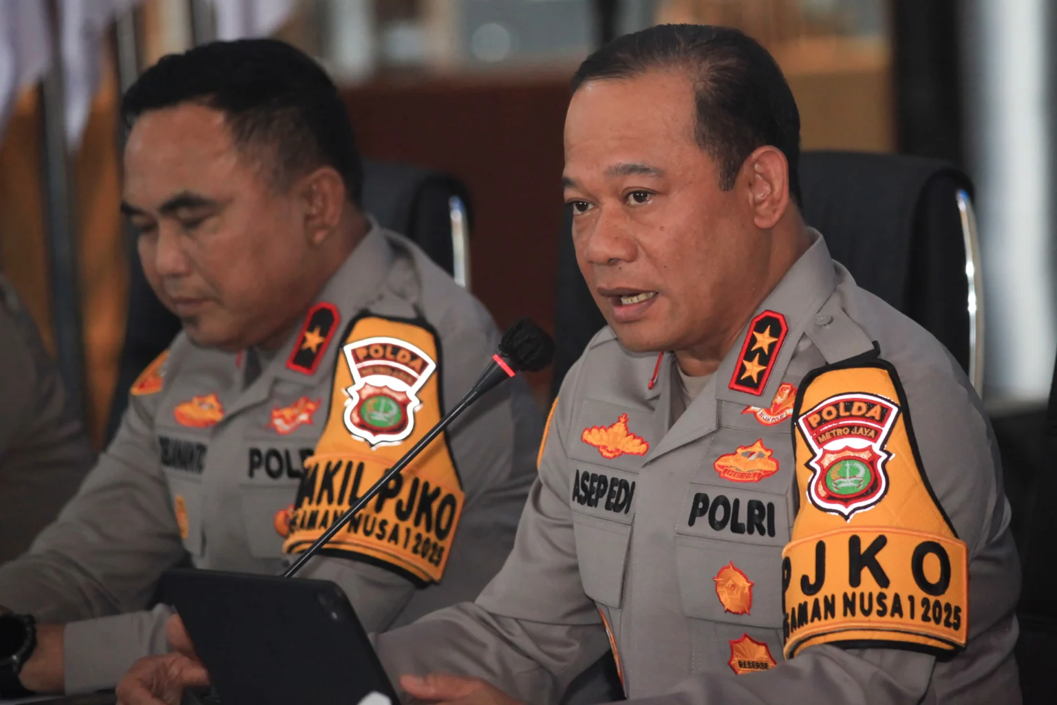 Kapolda Metro Jaya Irjen Pol Asep Edi Suheri (kanan) didampingi Wakapolda Metro Jaya Brigjen Pol Dekananto Eko Purwono (kiri) menyampaikan keterangan kepada wartawan