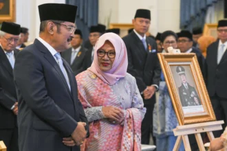 Anak Jenderal Besar TNI Soeharto, Siti Hardijanti Rukmana (kanan) dan Bambang Trihatmodjo menghadiri upacara penganugerahan gelar pahlawan nasional di Istana Negara
