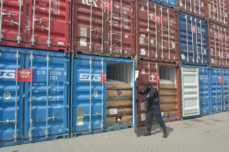 Petugas Bea Cukai menutup pintu kontainer berisi produk turunan minyak sawit mentah