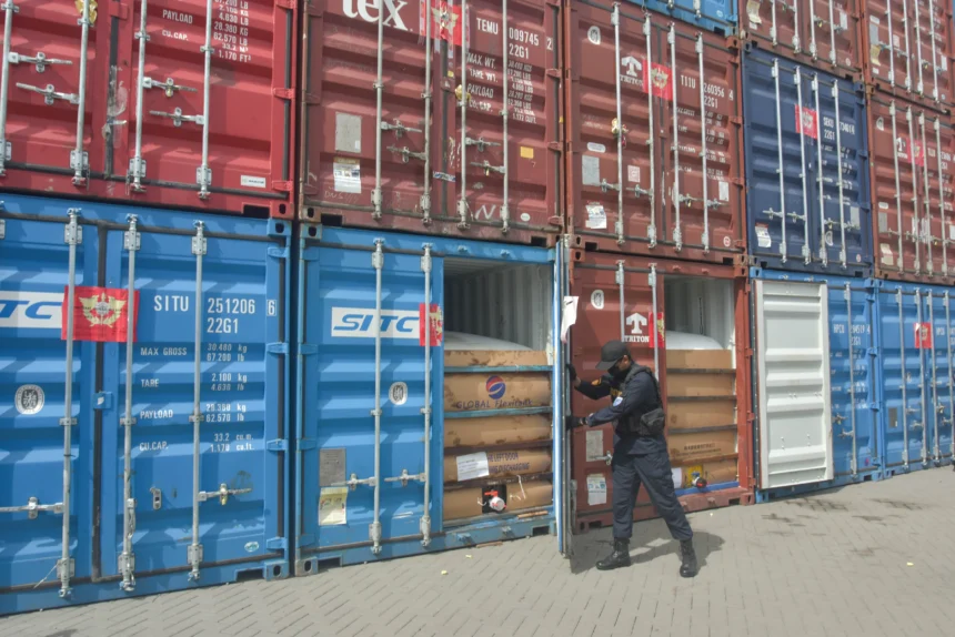 Petugas Bea Cukai menutup pintu kontainer berisi produk turunan minyak sawit mentah