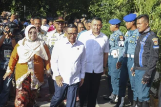 Gubernur DKI Jakarta Pramono Anung mengunjungi lokasi tempat terjadinya ledakan di SMAN 72 Jakarta