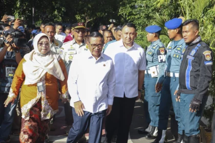 Gubernur DKI Jakarta Pramono Anung mengunjungi lokasi tempat terjadinya ledakan di SMAN 72 Jakarta