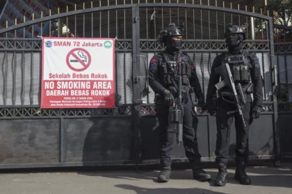 Dua personil Gegana Brimob Polda Metro Jaya berjaga di tempat terjadinya ledakan di SMAN 72 Jakarta