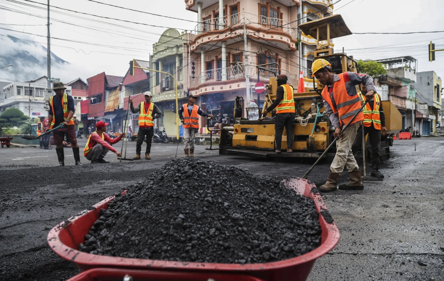 Ilustrasi, sejumlah pekerja melakukan perbaikan ruas jalan