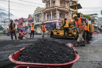 Ilustrasi, sejumlah pekerja melakukan perbaikan ruas jalan