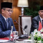 Menteri Luar Negeri Sugiono (kiri) memberikan sambutan