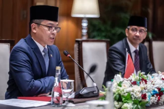 Menteri Luar Negeri Sugiono (kiri) memberikan sambutan