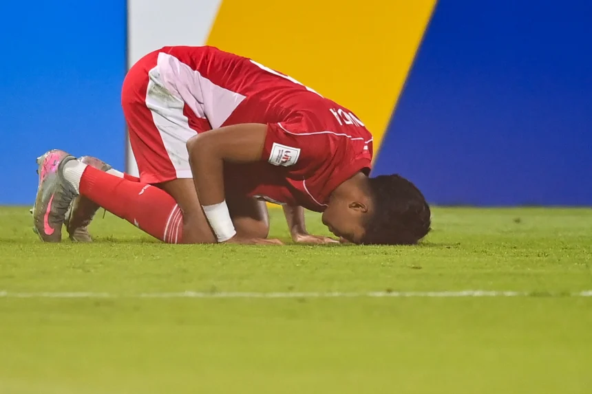 Pesepak bola Timnas Indonesia U-17 Evandra Florasta bersujud syukur usai mencetak gol penalti ke gawang Timnas Honduras U-17