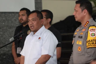 Direktur Reskrimum Kombes Pol Iman Imanuddin (tengah) didampingi Kabid Humas Kombes Pol Budi Hermanto (kanan)