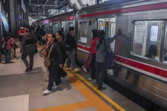 Sejumlah penumpang keluar dari kereta rel listrik (KRL) di Stasiun Tanah Abang Baru, Jakarta, Selasa (4/11/2025). Presiden Prabowo meresmikan Stasiun Tanah Abang dengan nilai proyek lebih dari Rp309 miliar yang mencakup pembangunan gedung stasiun baru dengan luas bangunan 18.150 meter persegi dan jalur eksisting sepanjang 1.489 meter single track, serta penambahan dan pengembangan berbagai fasilitas penunjang sehingga mampu melayani penumpang 300 ribu orang perhari.