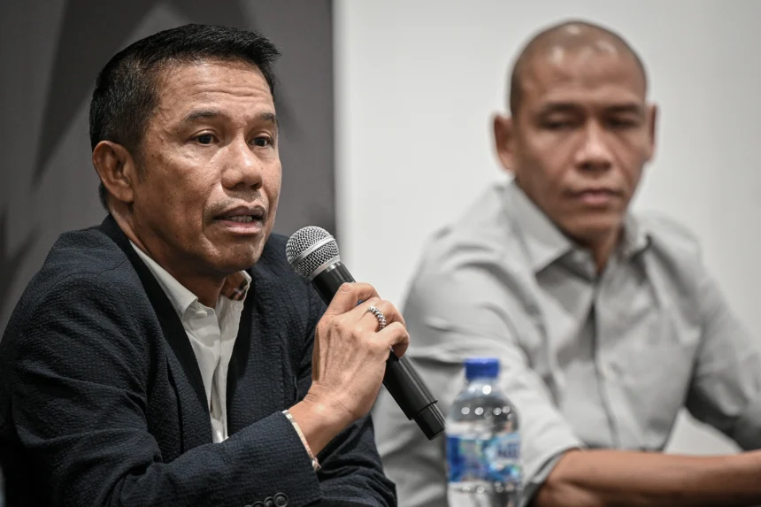 Sekjen PSSI Yunus Nusi (kiri) dan pelatih Timnas Sepak Bola Indonesia U-20 Nova Arianto (kanan)