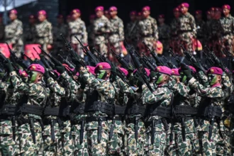 Sejumlah prajurit Korps Marinir TNI AL mengikuti upacara peringatan HUT ke-80 Korps Marinir di Bumi Marinir, CIlandak, Jakarta, Senin (17/11/2025). Peringatan HUT yang turut dihadiri Panglima TNI Jenderal Agus Subiyanto itu bertemakan Korps Marinir TNI AL Bersama Rakyat Membangun Indonesia Maju.