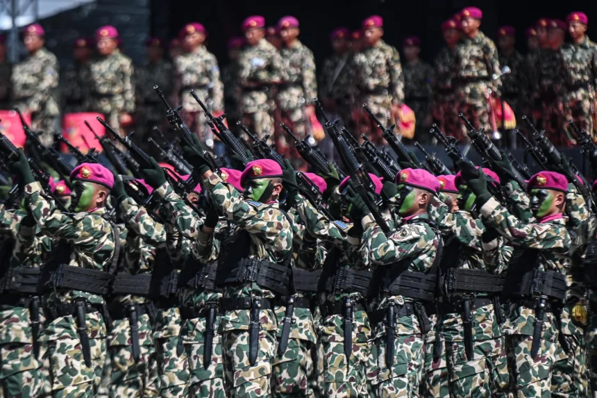 Sejumlah prajurit Korps Marinir TNI AL mengikuti upacara peringatan HUT ke-80 Korps Marinir di Bumi Marinir, CIlandak, Jakarta, Senin (17/11/2025). Peringatan HUT yang turut dihadiri Panglima TNI Jenderal Agus Subiyanto itu bertemakan Korps Marinir TNI AL Bersama Rakyat Membangun Indonesia Maju.