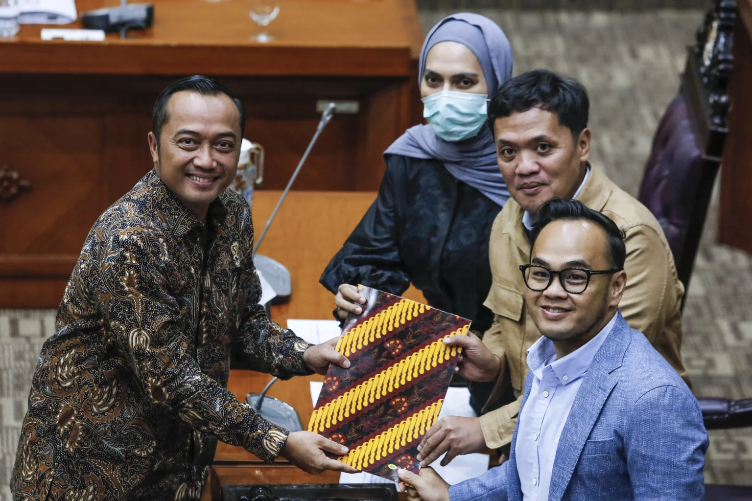 Menteri Sekretariat Negara Prasetyo Hadi (kiri) menyerahkan naskah pandangan pemerintah kepada Ketua Komisi III DPR Habiburokhman (kedua kanan), Wakil Ketua Komisi III DPR Moh Rano Alfath (kanan) dan Sari Yuliati (ketiga kanan) saat rapat kerja di Kompleks Parlemen, Senayan, Jakarta, Kamis (13/11/2025). Dalam rapat tersebut Komisi III DPR dan pemerintah menyetujui hasil laporan Panja pembahasan Rancangan Undang-Undang (RUU) tentang Kitab Undang-Undang Hukum Acara Pidana (KUHAP) pada pembicaraan tingkat I dan selanjutnya akan dilaporkan pada rapat paripurna untuk pengambilan keputusan pada pembicaraan tingkat II untuk disetujui menjadi Undang-Undang.