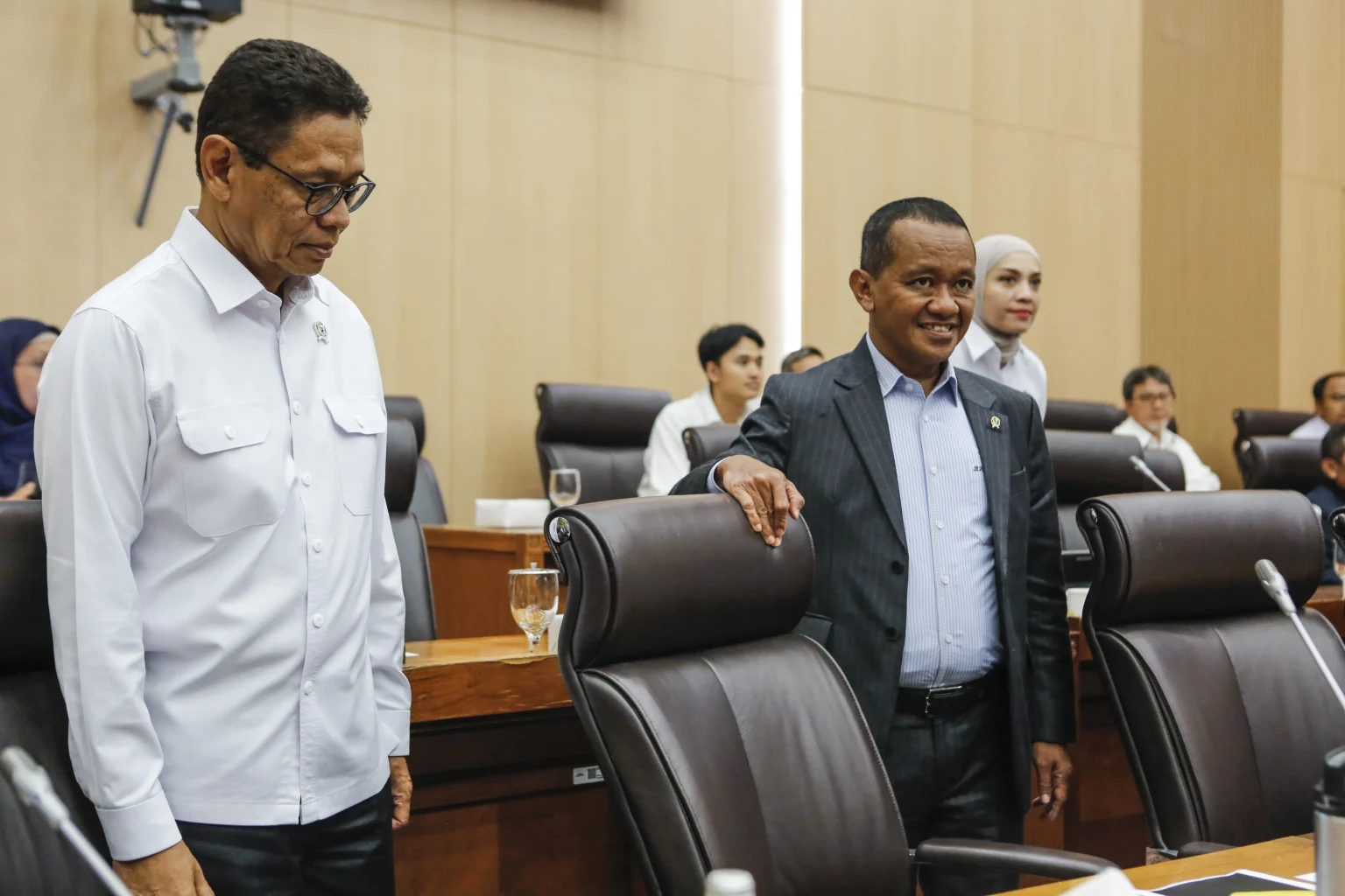 Menteri ESDM Bahlil Lahadalia (kanan) bersama Wakil Menteri ESDM Yuliot Tanjung (kiri) bersiap mengikuti rapat kerja dengan Komisi XII DPR di Kompleks Parlemen, Senayan, Jakarta, Selasa (11/11/2025). Dalam rapat tersebut Menteri ESDM menyampaikan realisasi PNBP sektor ESDM per November 2025 sebesar Rp 200,66 triliun atau 78,74 persen dari target Rp 254,83 triliun dan rencana program strategis Kementerian ESDM tahun 2026.