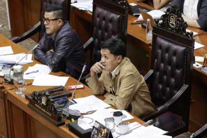 Ketua Komisi III DPR Habiburokhman (kanan) memimpin rapat panja RUU KUHAP di Kompleks Parlemen, Senayan, Jakarta, Rabu (12/11/2025). Rapat tersebut membahas draf Rancangan Undang-Undang (RUU) Kitab Undang-Undang Hukum Acara Pidana (KUHAP) diantaranya terkait pemblokiran dan kewenangan penuntut umum dalam menghentikan penuntutan melalui damai.