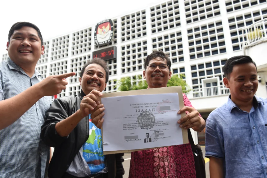 Pakar Telematika Roy Suryo (kedua kiri) bersama Pengamat Kebijakan Publik Bonatua Silalahi (kedua kanan) memperlihatkan salinan foto copy ijazah presiden ke-7 RI Joko Widodo