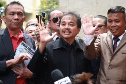 Pakar telematika Roy Suryo (tengah) bersama ahli Forensik Digital Rismon Sianipar (kiri) dan kuasa hukum mereka, Ahmad Khozinudin menjawab pertanyaan wartawan saat memenuhi panggilan pemeriksaan di Direktorat Reserse Kriminal Umum Polda Metro Jaya, Jakarta, Kamis (13/11/2025). Roy dan Rismon hadir memenuhi panggilan pemeriksaan sebagai tersangka kasus tudingan ijazah palsu Presiden ke-7 RI, Joko Widodo (Jokowi).